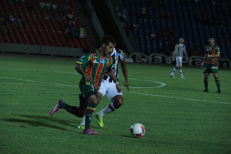 Volante Wesley Dias afirma que elenco do Sampaio Corrêa sabe da  responsabilidade da temporada - Lance!