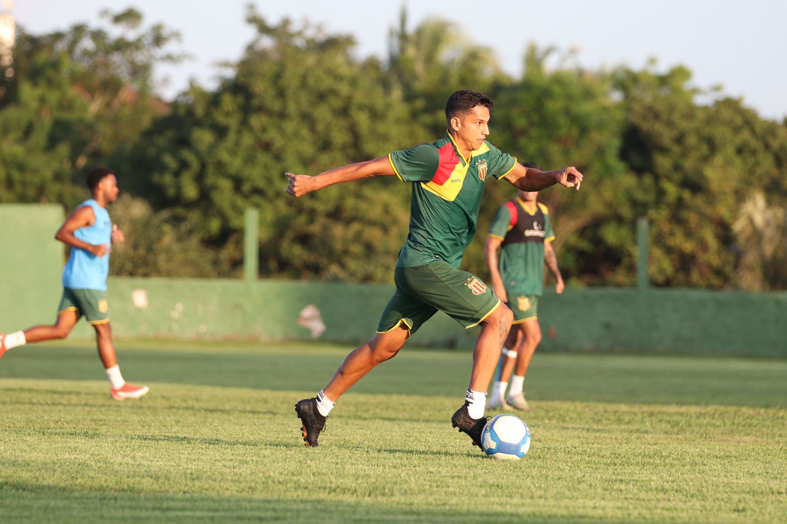 Cavi já foi regularizado e está à disposição para a partida (Foto: Ronald Felipe)