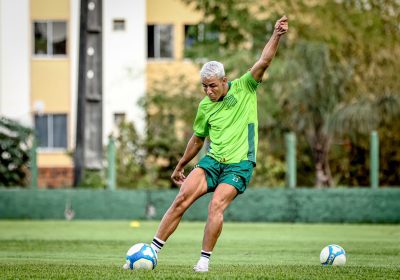 Alan Stence durante treinamento no CT (Foto: Ronald Felipe)